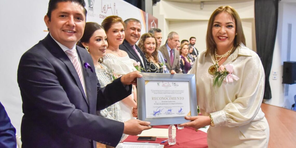 Galardonan a la periodista Arely Hernández con la medalla “Lore de la Vega”