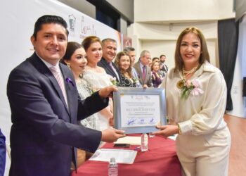Galardonan a la periodista Arely Hernández con la medalla “Lore de la Vega”