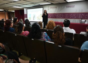 Nuria Varela Menéndez tiene diálogo con comunicadoras y comunicadores en materia de género