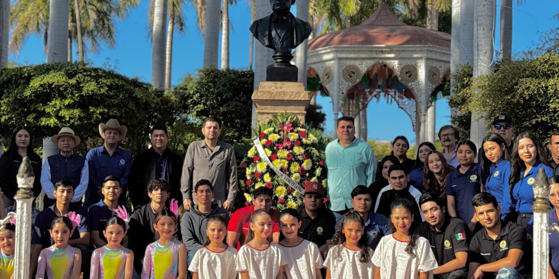 Conmemoran natalicio de Benito Juárez con acto cívico en El Fuerte