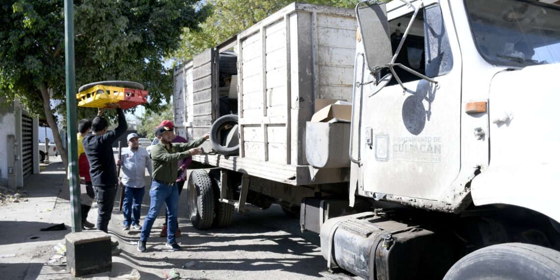 Continúa campaña de descacharrización en Culiacán para combatir criaderos de mosquitos