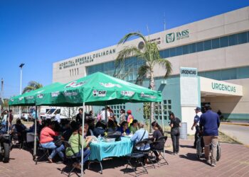 Cocina móvil de DIF Culiacán llega al nuevo Hospital General para brindar alimento caliente a familiares de pacientes internados