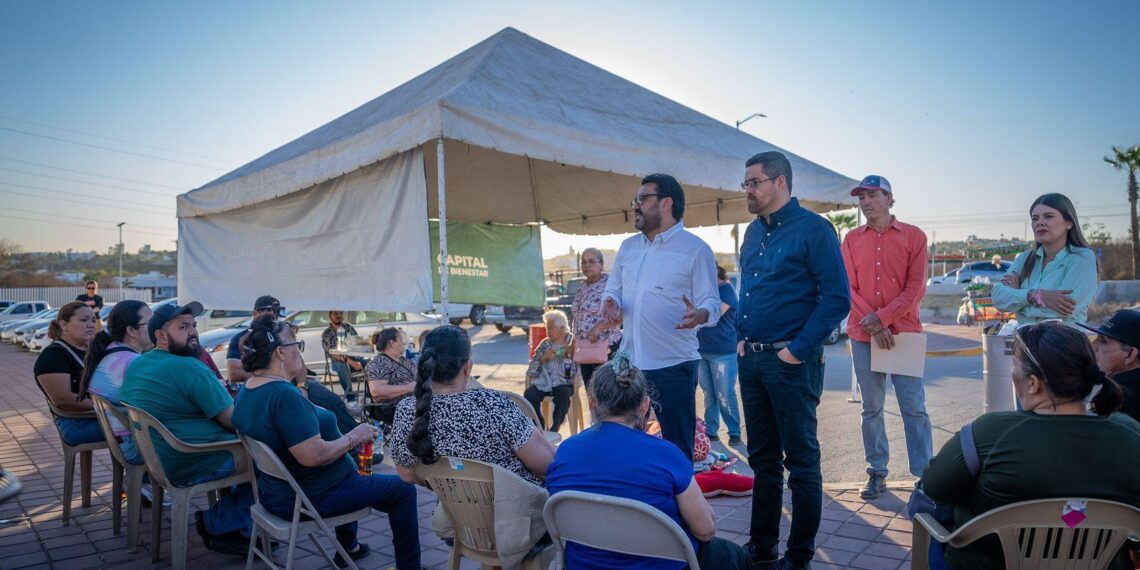 Juan de Dios Gámez y Cuitlahuac González atienden a familiares de pacientes del Hospital General
