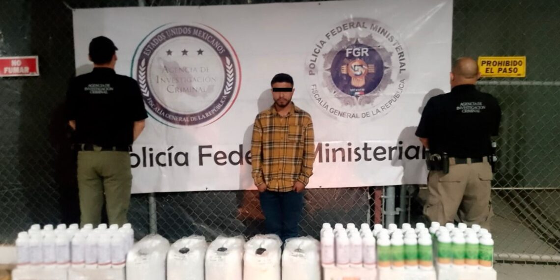 Un hombre que transportaba metanfetamina líquida oculta en envases de abono y fertilizante, fue detenido en Sonora