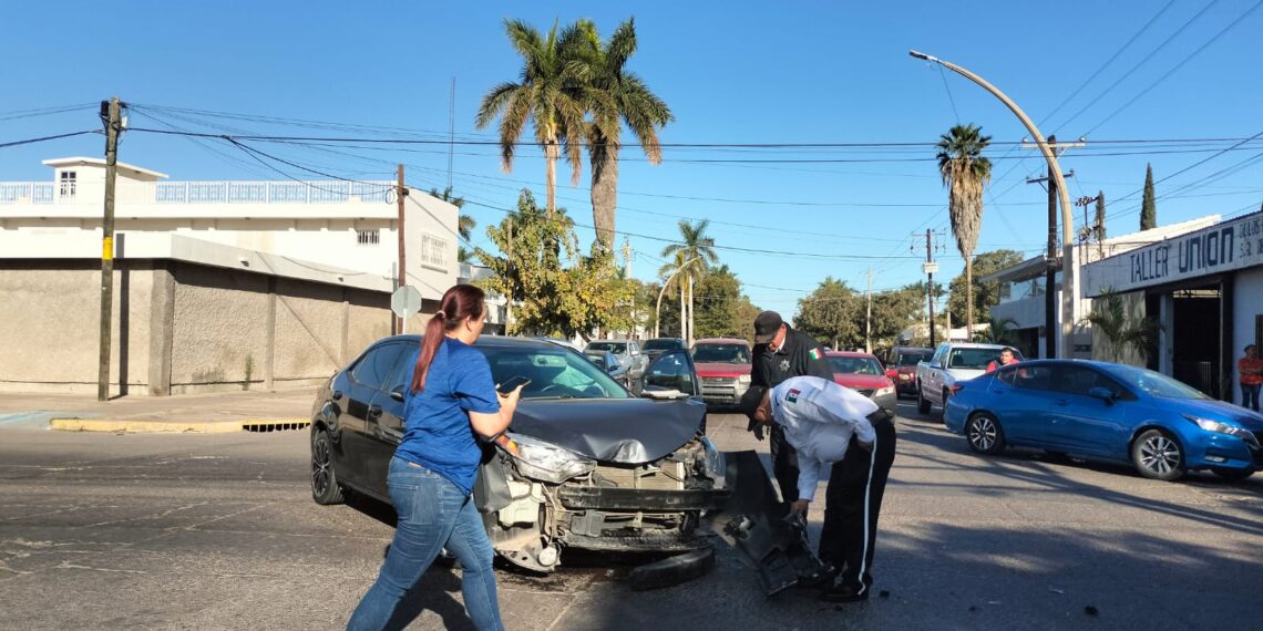 Accidente vial en Los Mochis deja cuantiosos daños materiales