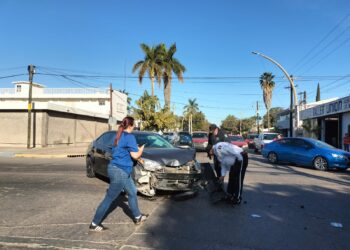 Accidente vial en Los Mochis deja cuantiosos daños materiales