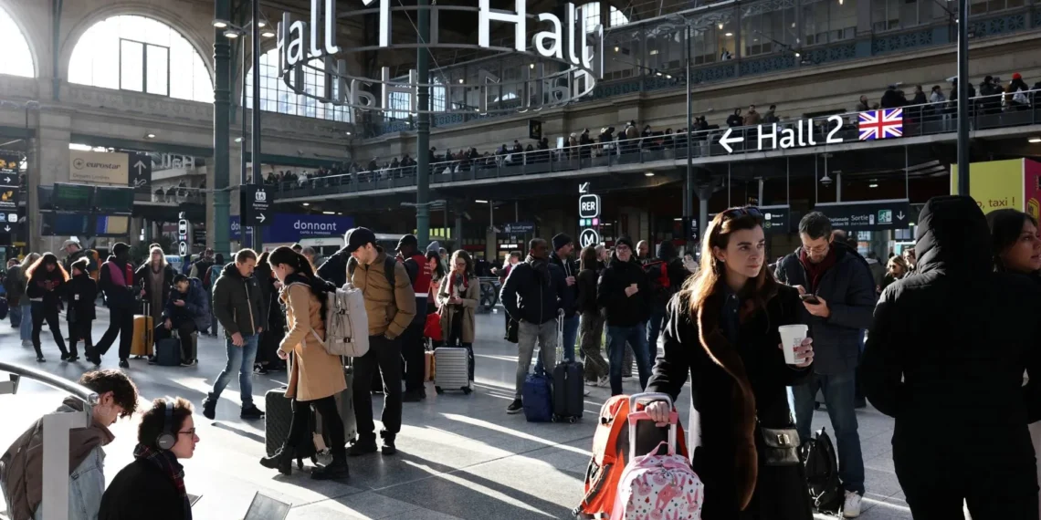 Bomba de la Segunda Guerra Mundial paraliza el servicio de trenes en París, Francia