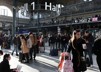 Bomba de la Segunda Guerra Mundial paraliza el servicio de trenes en París, Francia