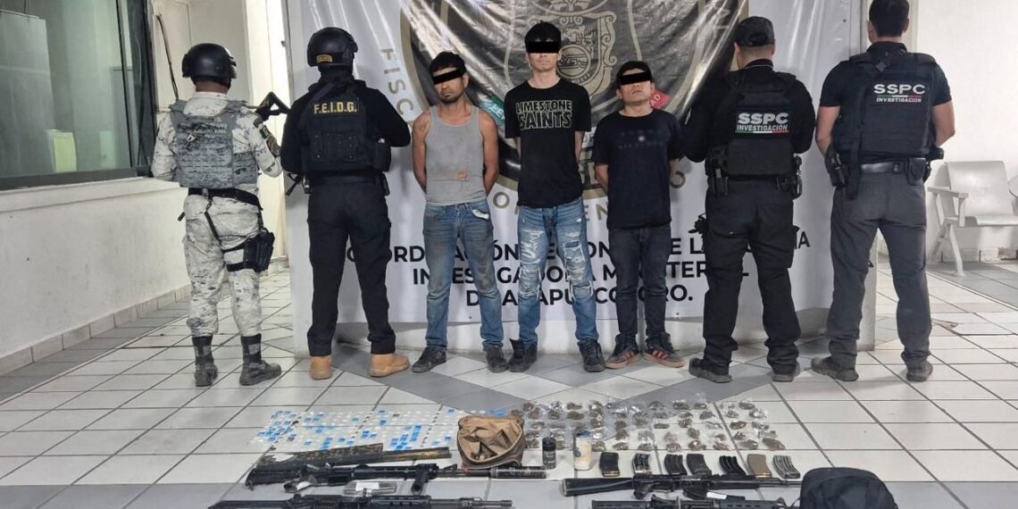 Tras ejecutar una orden de cateo en Guerrero, se detuvo a tres hombres y se aseguraron armas largas, granadas y dosis de droga