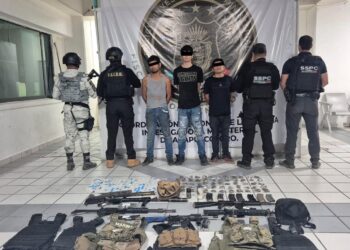 Tras ejecutar una orden de cateo en Guerrero, se detuvo a tres hombres y se aseguraron armas largas, granadas y dosis de droga