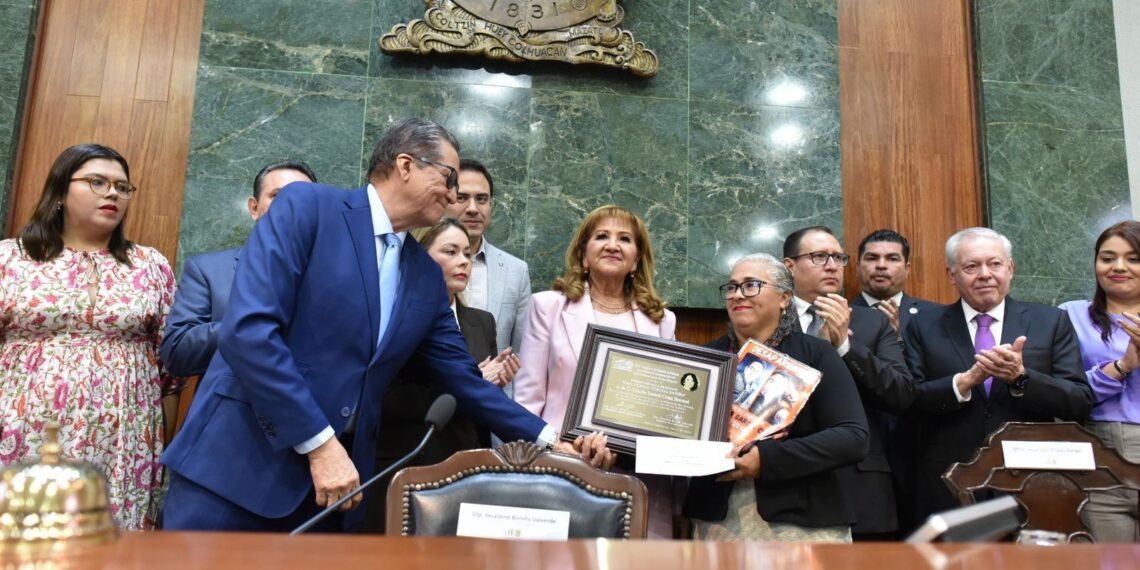Entrega Congreso premio “Norma Corona” a la rastreadora María Isabel Cruz