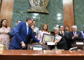 Entrega Congreso premio “Norma Corona” a la rastreadora María Isabel Cruz