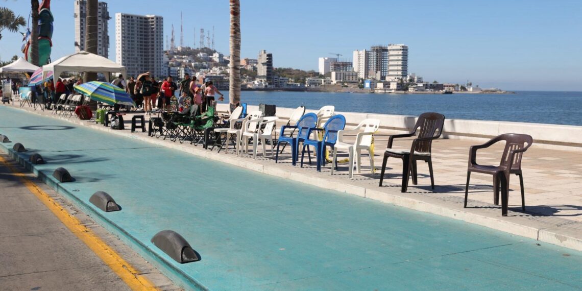 Hoy, como hace años, familias apartan lugares para disfrutar del tradicional desfile de Carnaval en Mazatlán