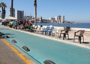 Hoy, como hace años, familias apartan lugares para disfrutar del tradicional desfile de Carnaval en Mazatlán