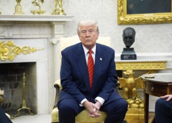 Un juez federal ordena a Trump que reincorpore a trabajadores despedidos de 18 agencias