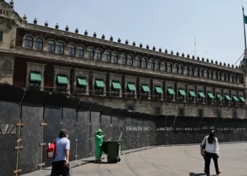 “Es medida preventiva”: Sheinbaum sobre vallas en Palacio Nacional previo al 8M