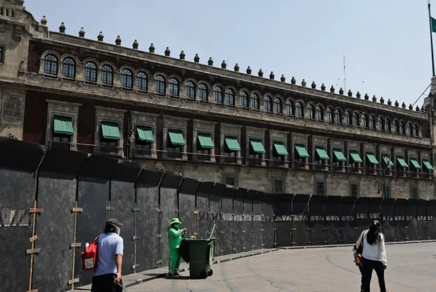 “Es medida preventiva”: Sheinbaum sobre vallas en Palacio Nacional previo al 8M