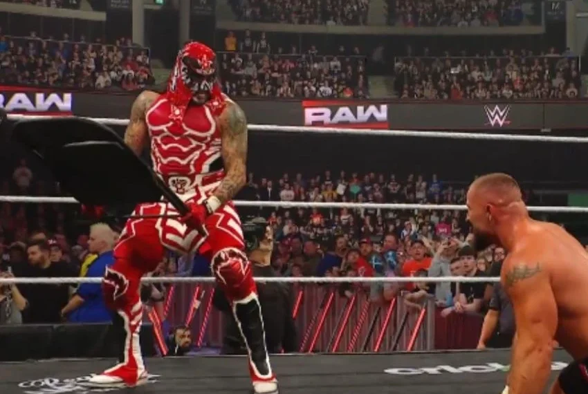 El luchador mexicano Penta Zero Miedo deja escapar su primer título en la WWE al ser descalificado por culpa de Dominik Mysterio