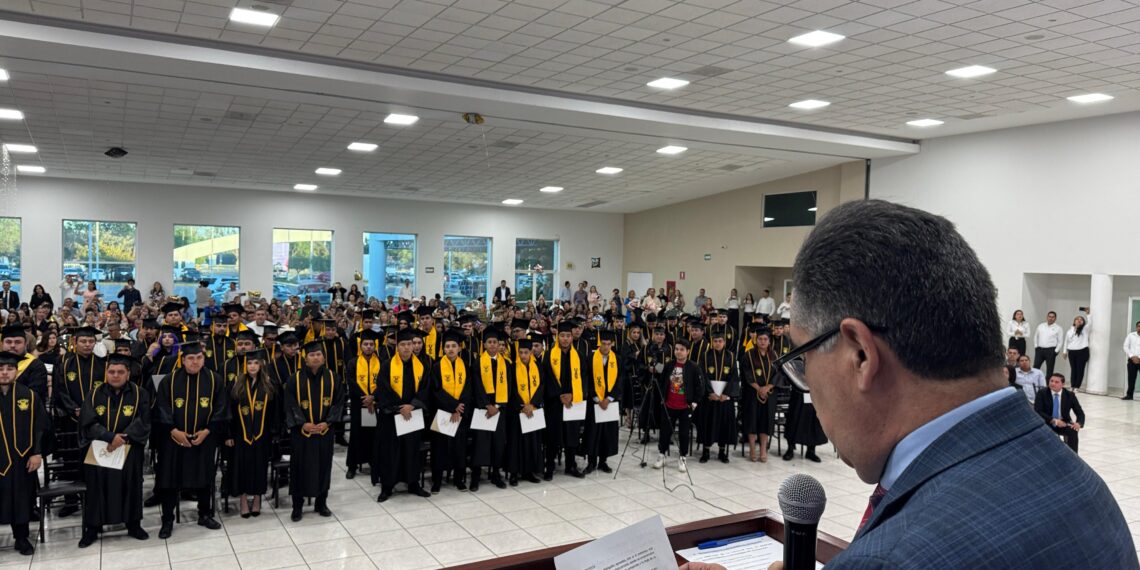 Con el Rector Jesús Madueña como testigo de honor, se gradúan más de 200 alumnos de la Facultad de Ingeniería Mochis
