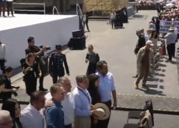 “Estaban distraídos”: Sheinbaum minimiza descortesía de líderes de la 4T en el Zócalo