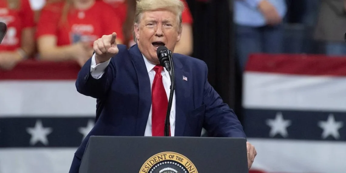 Trump anunció que aranceles del 25% a México y Canadá se aplicarán este martes