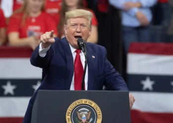 Trump anunció que aranceles del 25% a México y Canadá se aplicarán este martes