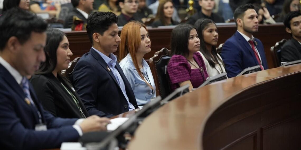 Jóvenes toman la tribuna del Congreso en la tercera edición del Parlamento Juvenil 7 de Abril