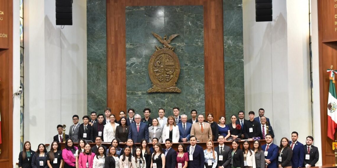 Jóvenes destacados participan como diputados en el Parlamento Juvenil 2025