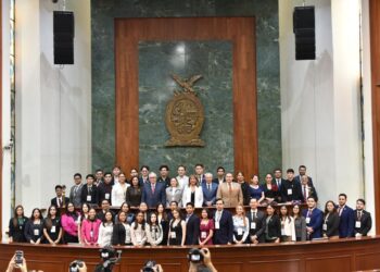 Jóvenes destacados participan como diputados en el Parlamento Juvenil 2025