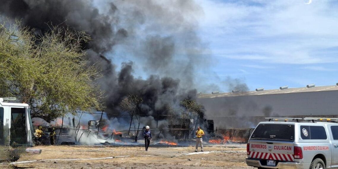 Incendio en bodega moviliza a cuerpos de emergencia en Culiacán