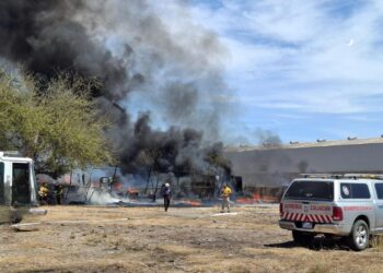 Incendio en bodega moviliza a cuerpos de emergencia en Culiacán