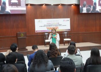 Parlamento Juvenil: Tere Guerra invita a juventudes a decidir y resistir