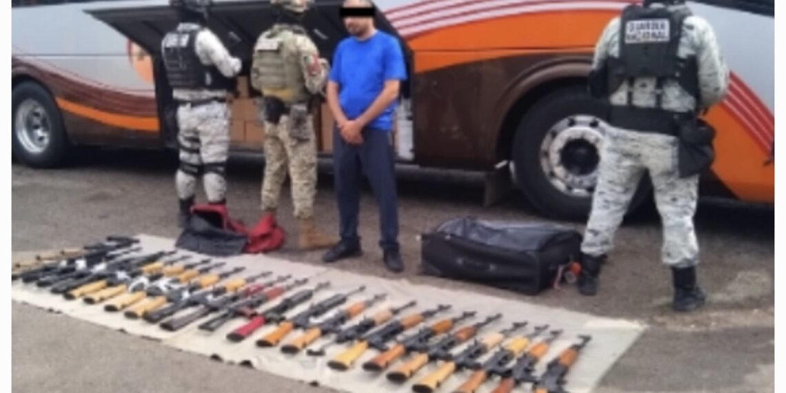 ¡Hasta los dientes! Pasajero de autobús es sorprendido con fuerte armamento en caseta de Costa Rica