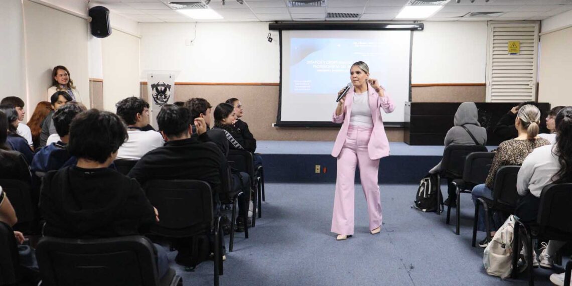 La UAS lleva a estudiantes de bachillerato conferencia sobre oportunidades y desafíos para los profesionistas del siglo XXI, como innovación y liderazgo
