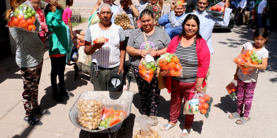 DIF Ahome entrega apoyos alimentarios en la colonia Diana Laura Riojas, Los Mochis