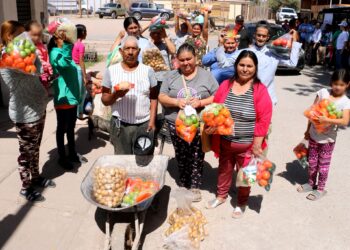 DIF Ahome entrega apoyos alimentarios en la colonia Diana Laura Riojas, Los Mochis