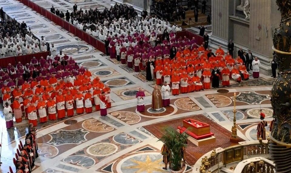 Miles de fieles dan el último adiós al papa Francisco