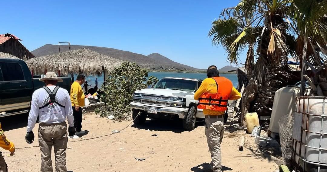 Brinda Protección Civil apoyo vial en Playa El Maviri a conductores atorados en la arena