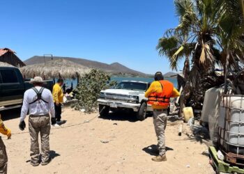 Brinda Protección Civil apoyo vial en Playa El Maviri a conductores atorados en la arena