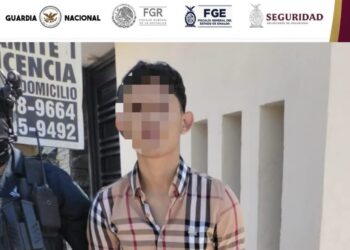 Elementos de seguridad detienen a civil con órdenes de aprehensión por robo a tiendas de conveniencia