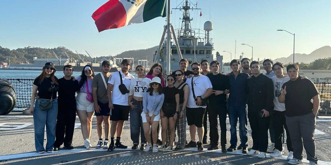 Estudiantes de la Licenciatura de Negocios y Comercio Internacional de la UAS visitan la Agencia Aduanal ubicada en el puerto de Manzanillo, Colima