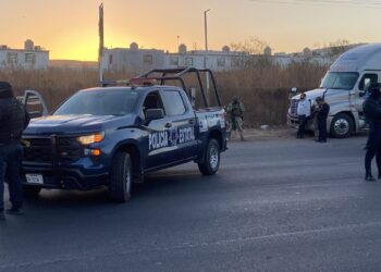 Hallan a hombre asesinado frente al panteón Jardines del Humaya en Culiacán
