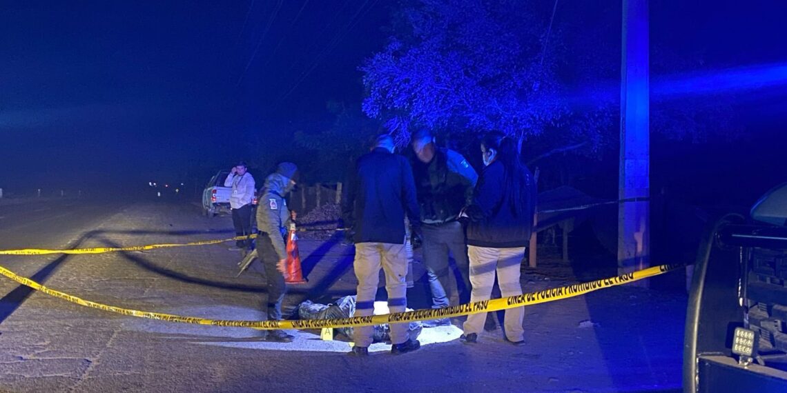 Hallan cuerpo sin vida envuelto en plástico a un costado de la carretera Culiacán-Eldorado