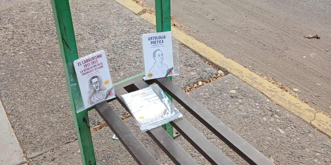 ¿Los has visto? Dejan libros en paradas de camión en Culiacán
