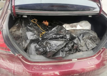 Hallan dos cuerpos decapitados en auto abandonado a las afueras de una iglesia en Culiacán