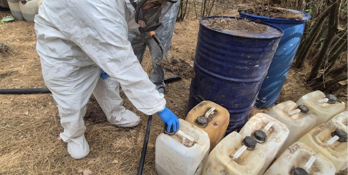 Elementos aseguran un laboratorio clandestino y un área de concentración de productos químicos en Culiacán y Choix