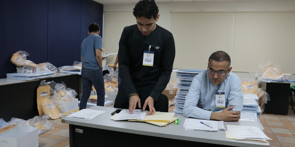Entrega la Comisión de Elecciones y Consultas de la UAS los paquetes electorales para la jornada de elección de la persona Titular de la Rectoría, a realizarse este miércoles