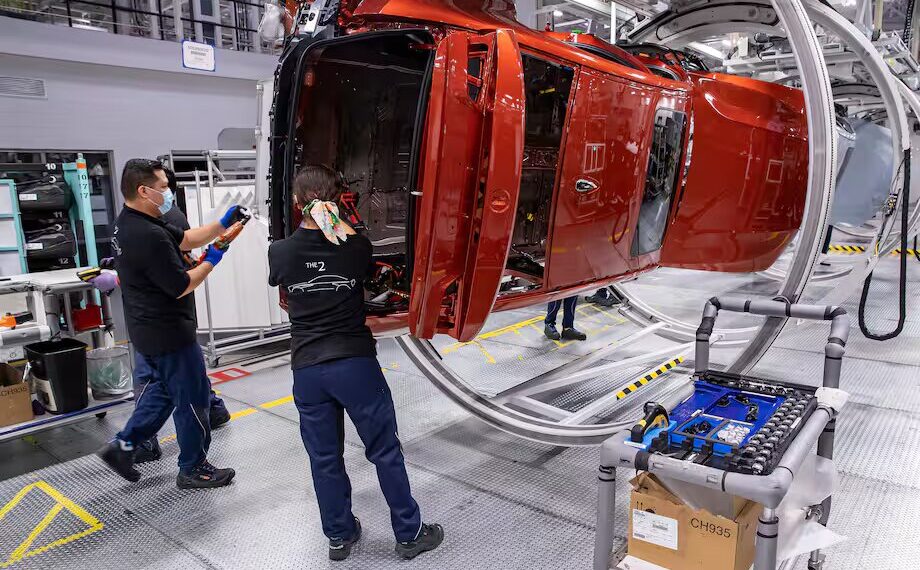 Trump llega a un acuerdo con fabricantes de autos para reducir aranceles, según CNN