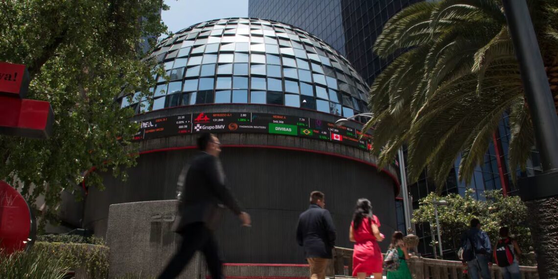 Peso y bolsa caen ante preocupaciones de recesión mundial por represalias de China contra EU