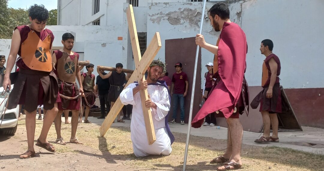 Más de 600 ciudadanos participan en el Viacrucis de Los Mochis, Sinaloa  – NR | NOTICIAS
